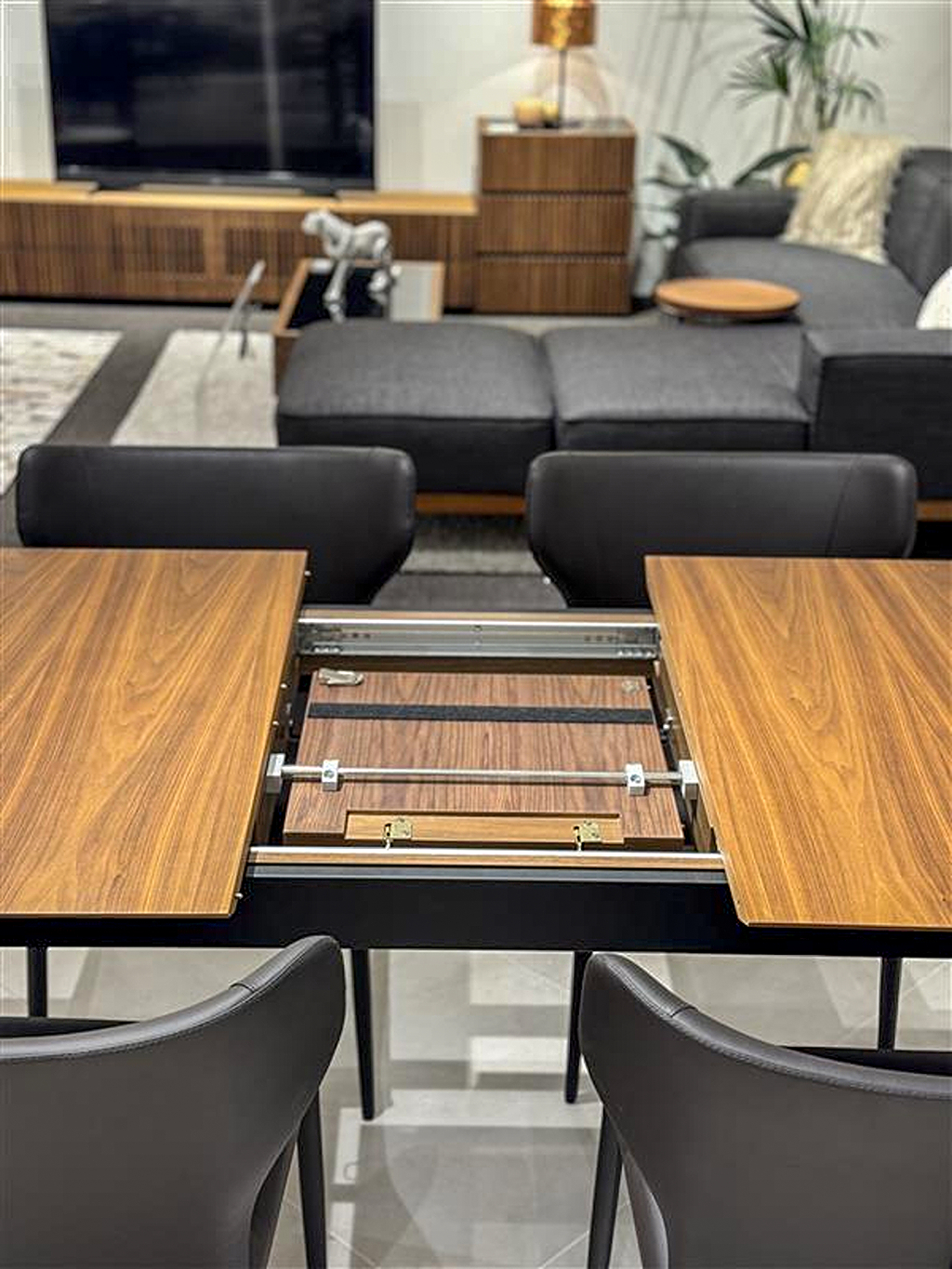 アイアンウッド – 伸縮式ダイニング