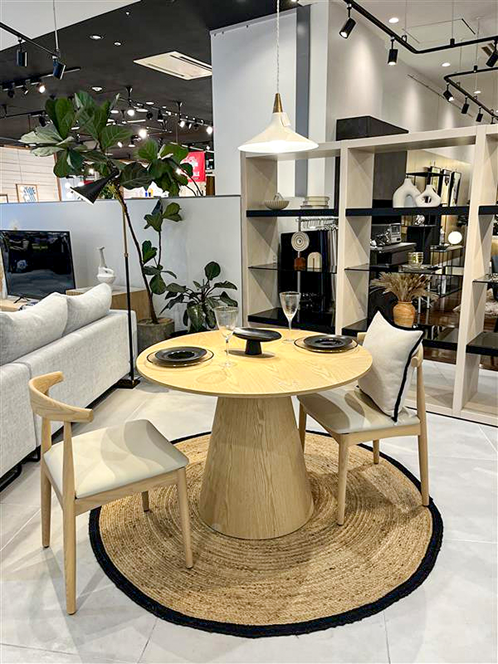 hbc-008 （円形ダイニングテーブルのご紹介）