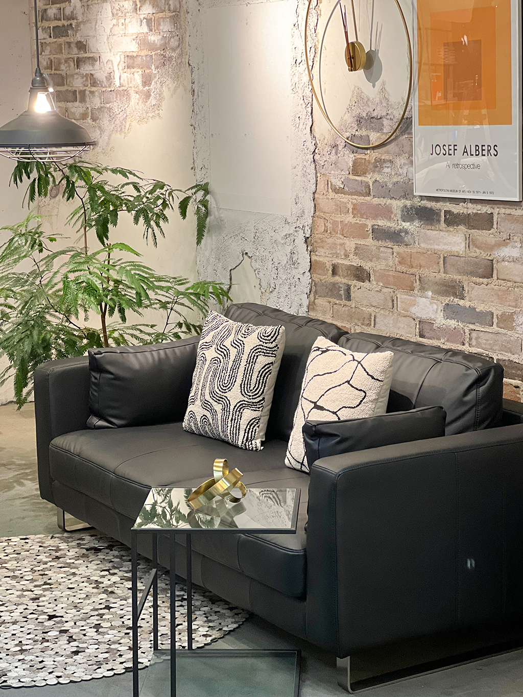 レザー張りのソファに憧れがある皆様へご朗報。