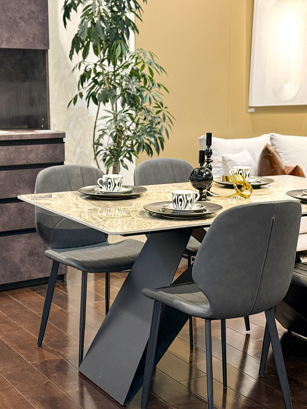 テーパードレッグのスマートな異素材ダイニングテーブル　hodt01