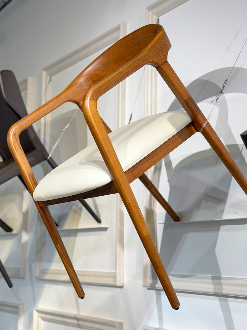 体を包み込む異素材融合のダイニングチェア　hmd06