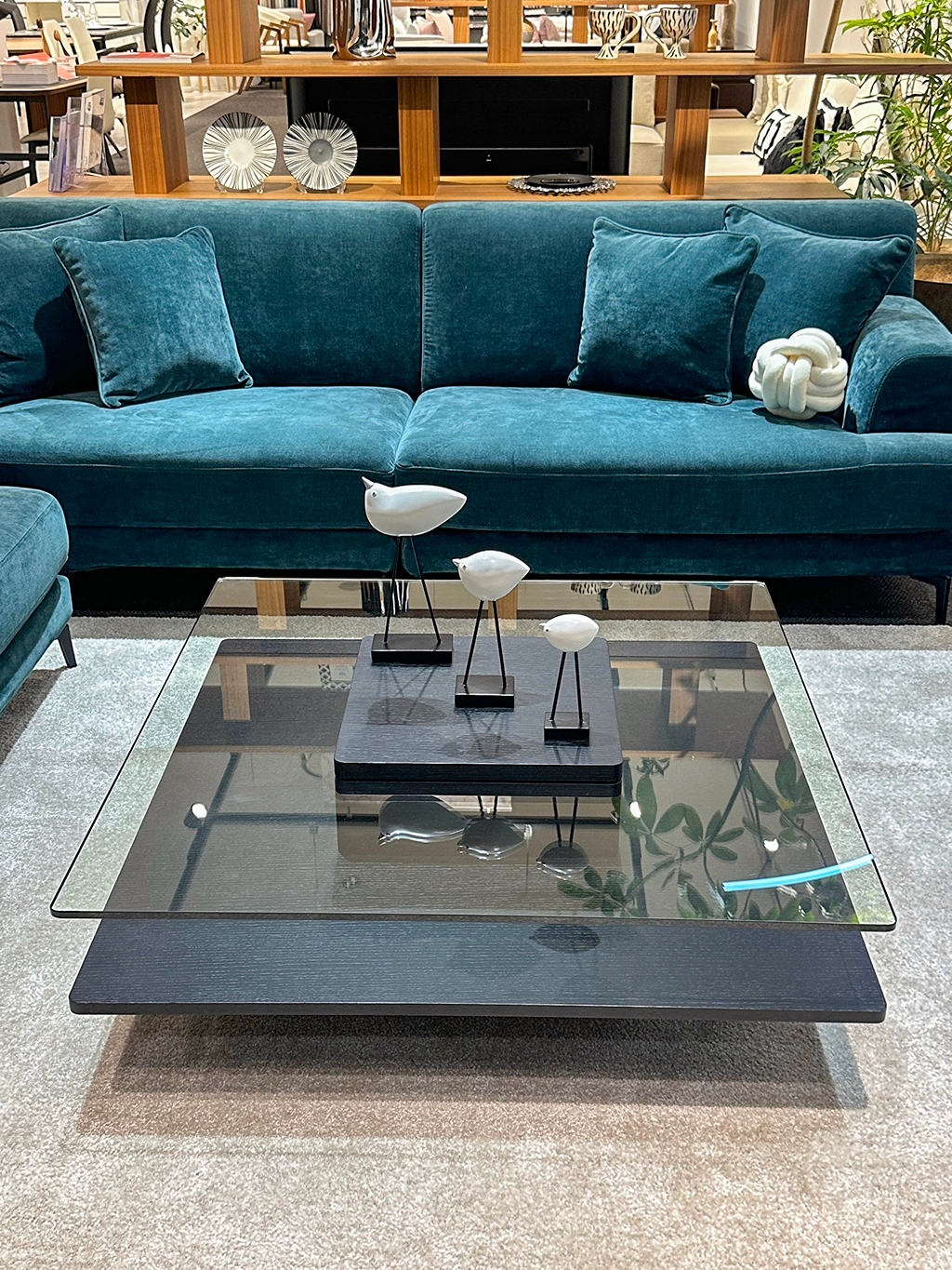 上品なガラス天板テーブル