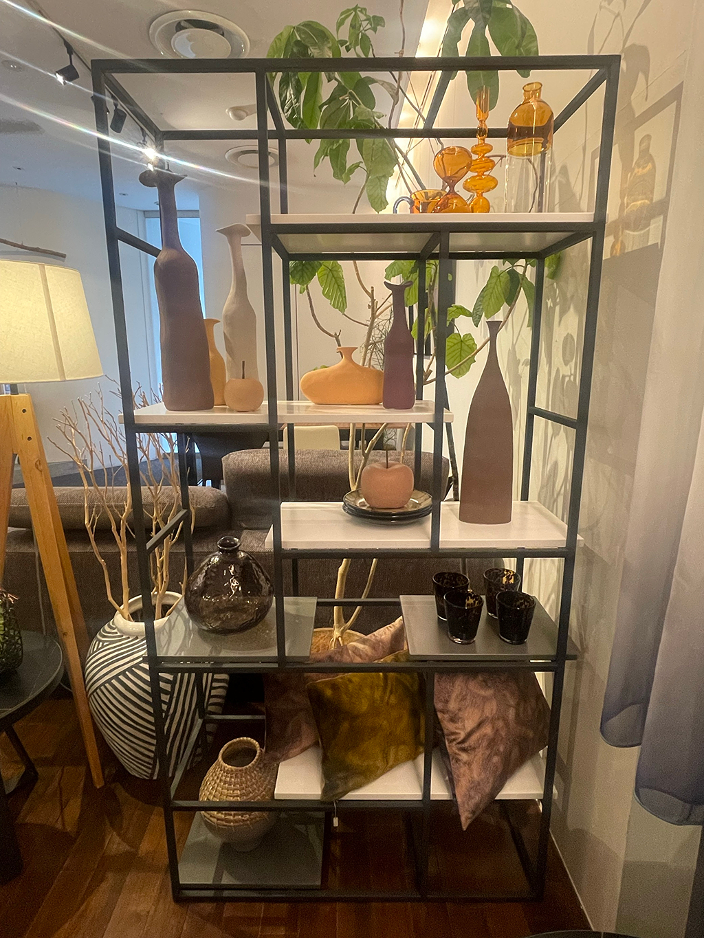 今回は、万能すぎるおすすめシェルフのご紹介です。  POINT① 縦向…