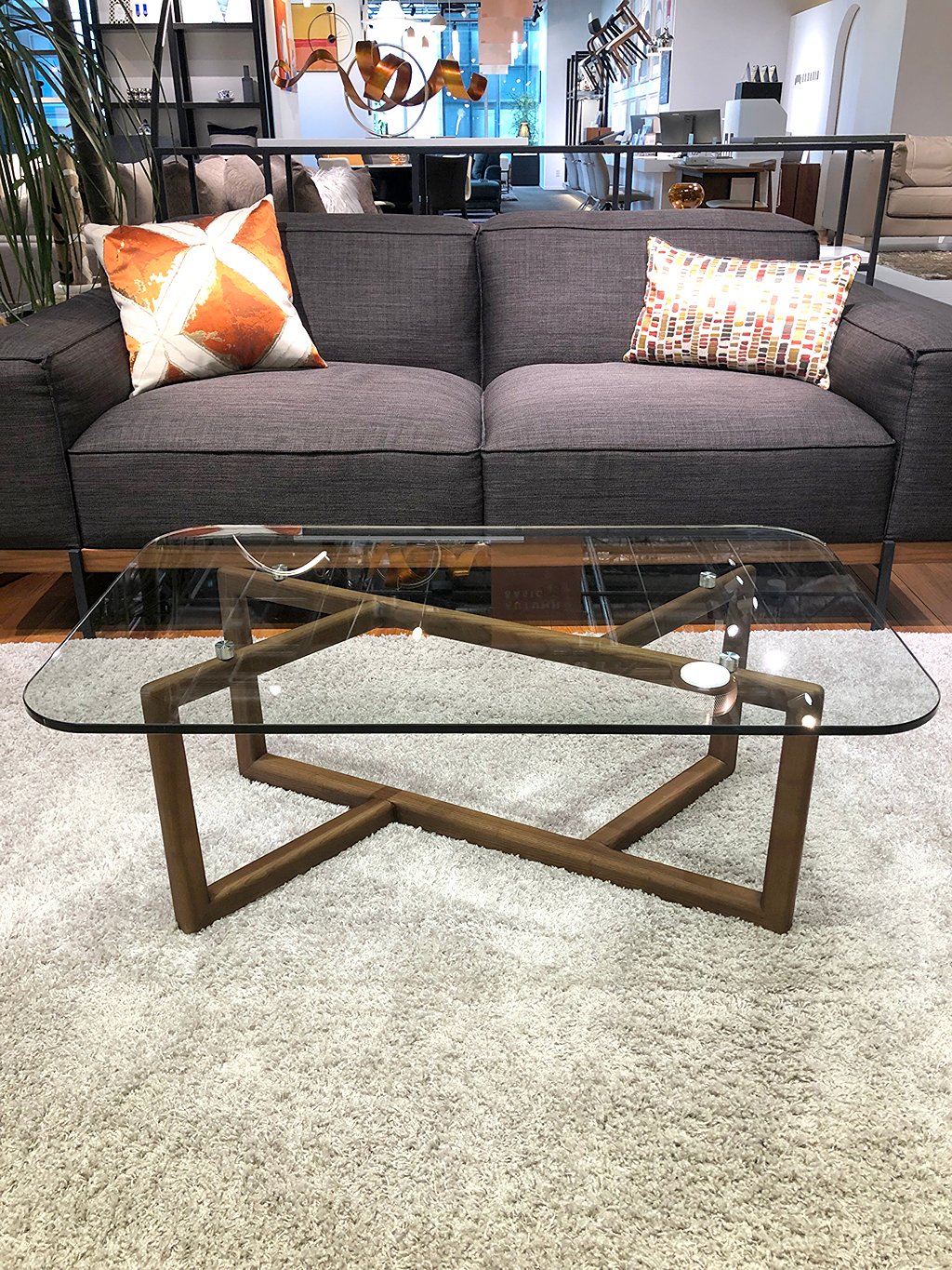 デザインと利便性を兼ね備えたセンターテーブル