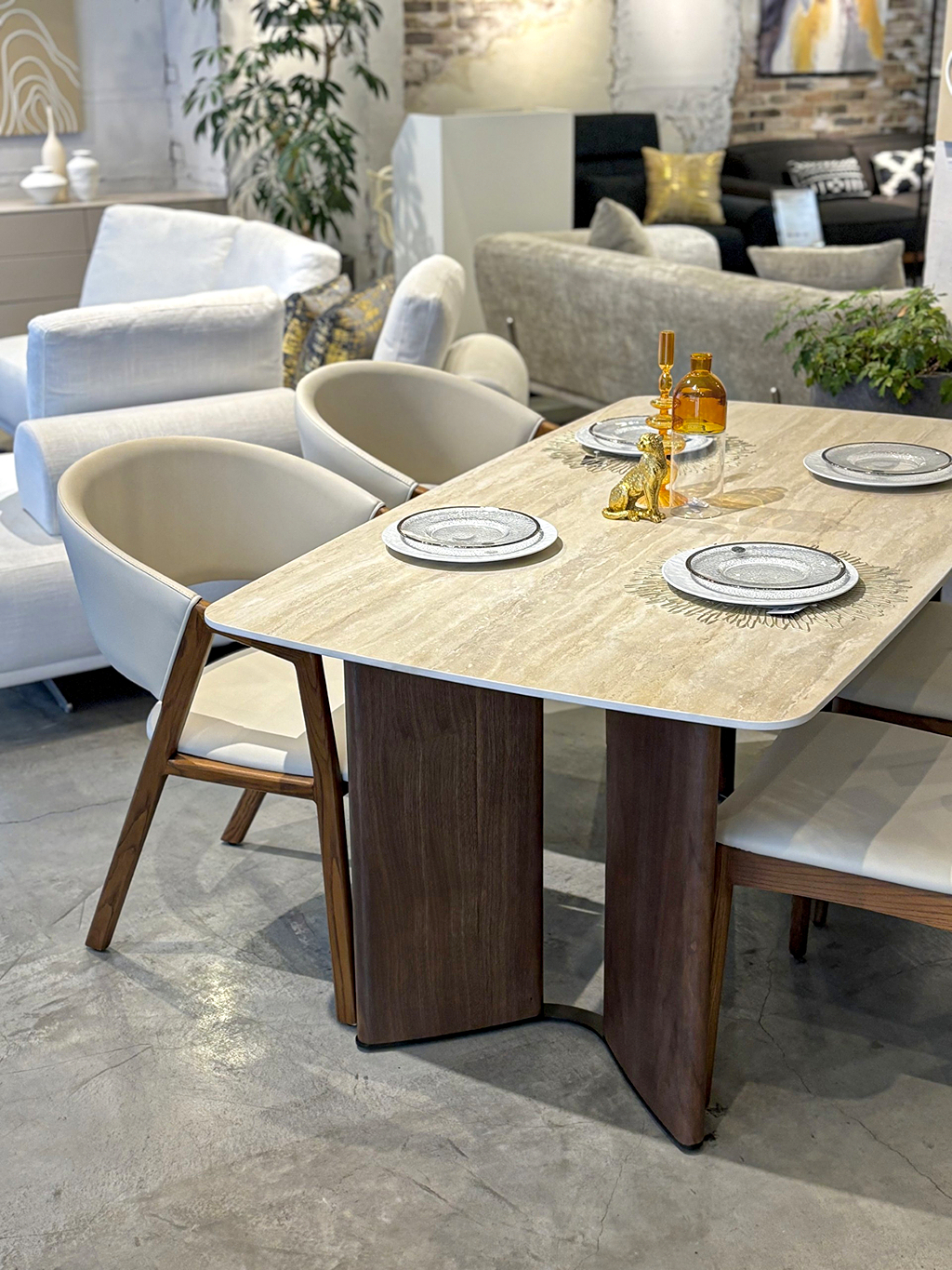 リュクスな風合いのダイニング　ardt05