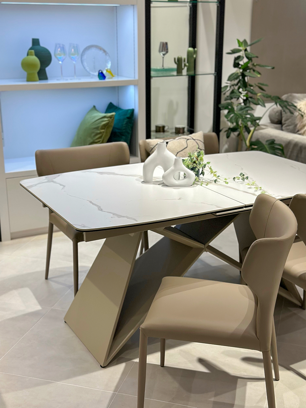 ベージュ系カラーのセラミックテーブル