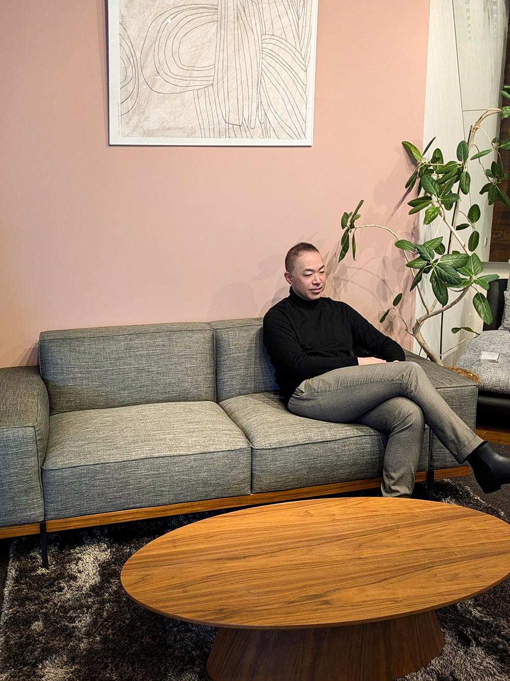 『今狙い目の3人掛けソファ　k-123』 同じサイズ感のソファを使用し…