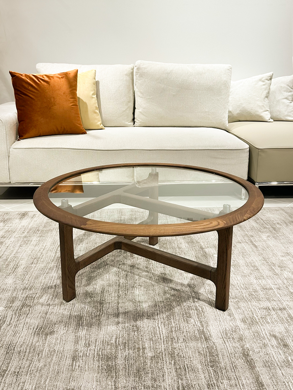 シンプルなラウンドフォルムが映えるセンターテーブル