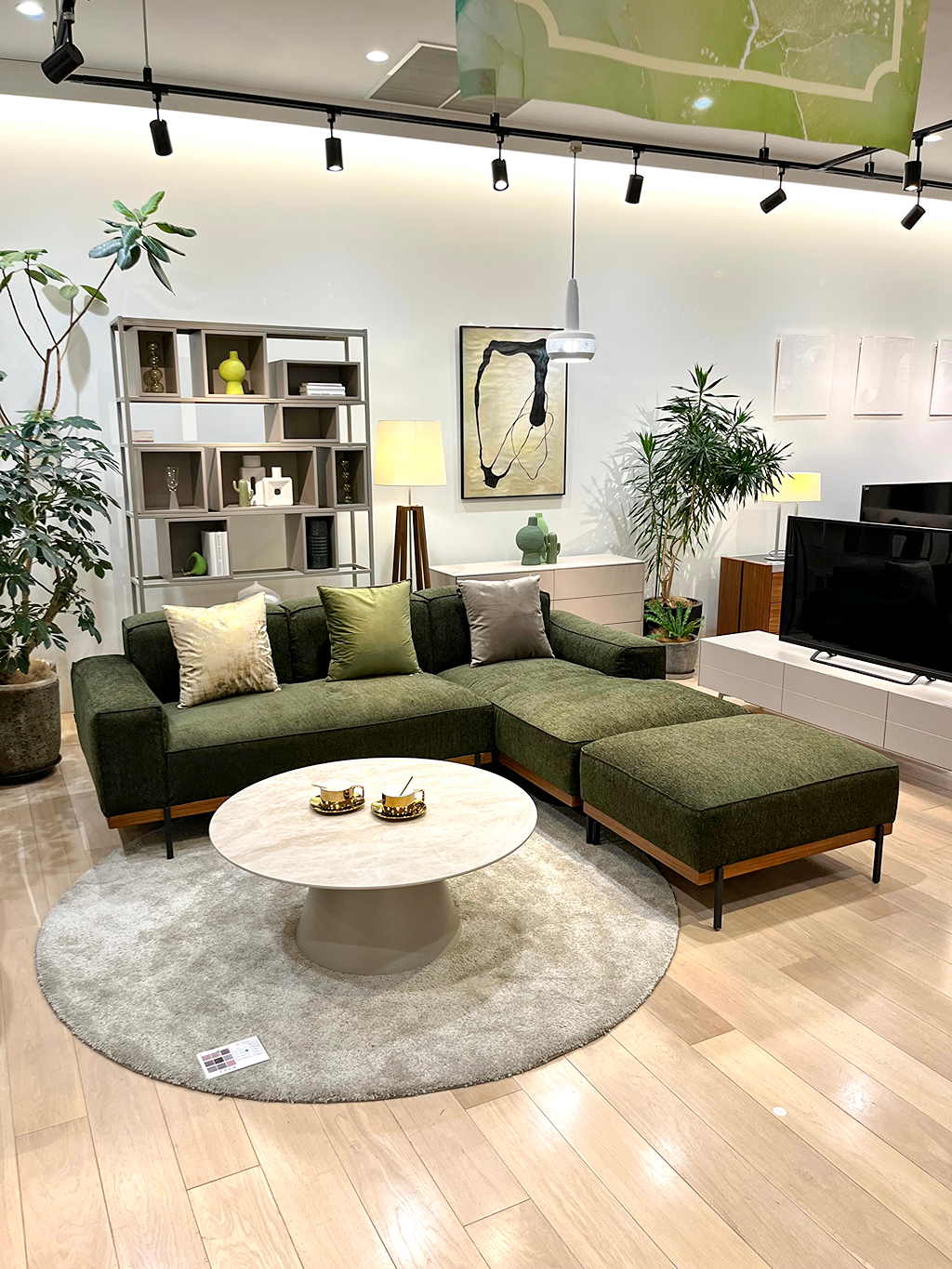 モスグリーン×グレージュコーディネート