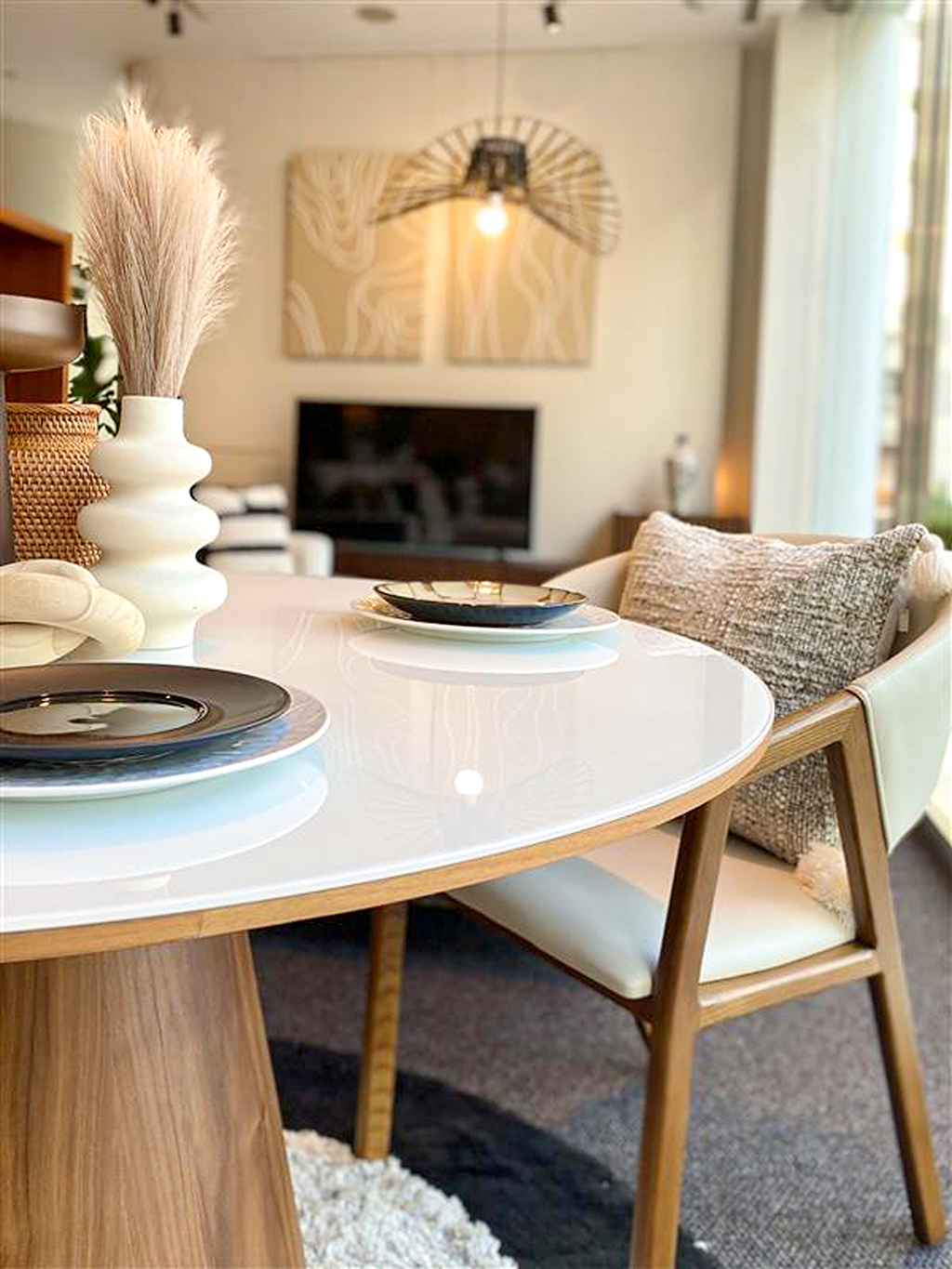 モダンかつ自然を感じさせるカラーが特徴の円形ダイニング